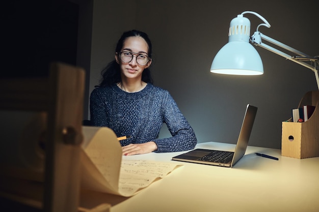 Porträt der jungen Geschäftsfrau, die im Büro arbeitet.