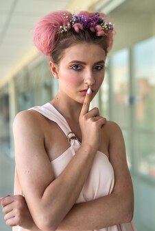 Porträt der jungen modefrau mit blumen im haarmake-up