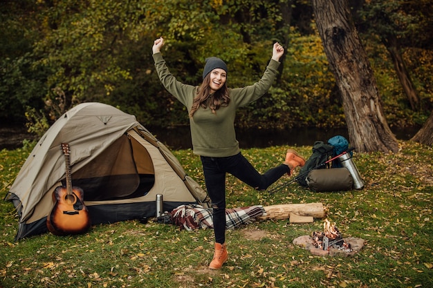 Kostenloses Foto porträt der jungen schönen frau im wald auf ihrem touristischen outfit