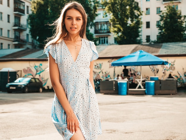 Porträt der jungen schönen lächelnden Frau im trendigen Sommerkleid