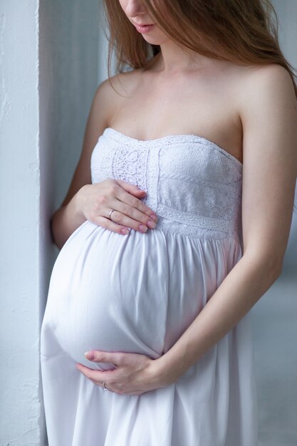 Porträt der jungen schwangeren Frau