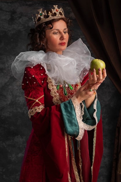 Porträt der Königin mit Krone und Apfelfrucht