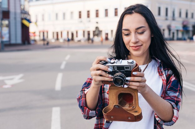 Porträt der lächelnden Frau Kamera auf Straße betrachtend