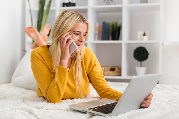 Porträt der lässigen frau, die von zu hause aus arbeitet