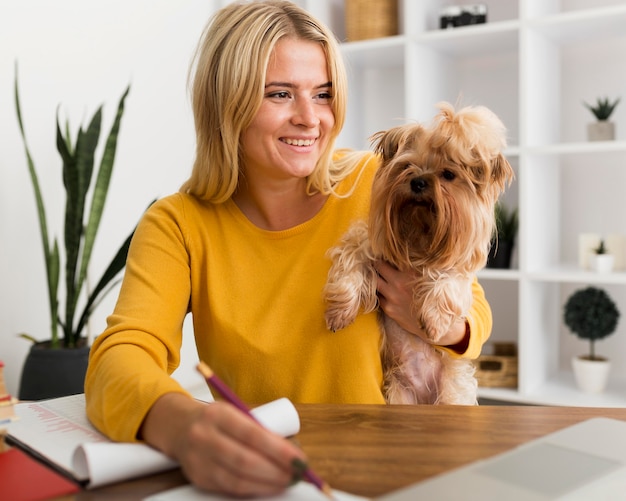 Porträt der lässigen Frau, die von zu Hause aus arbeitet