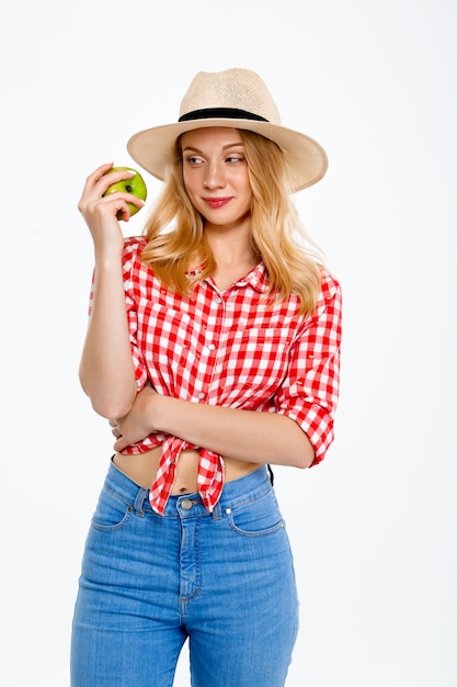 Porträt der Landfrau mit Apfel auf Weiß.