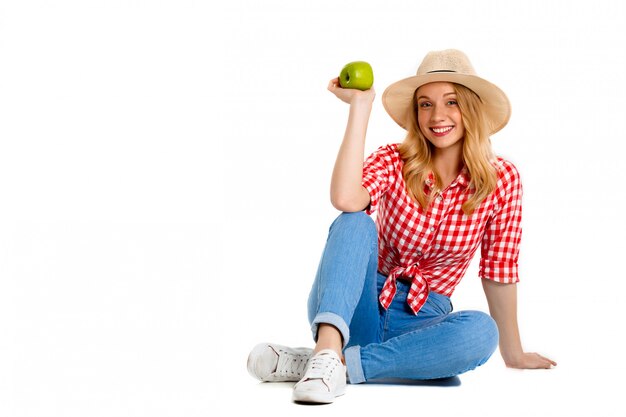 Porträt der Landfrau mit Apfel auf Weiß.