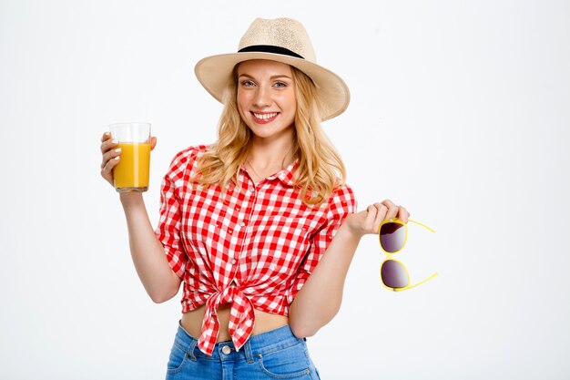 Porträt der Landfrau mit Saft auf Weiß.