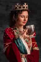 Kostenloses Foto porträt der mittelalterlichen königin mit kelch und getränk