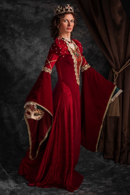 Kostenloses Foto porträt der mittelalterlichen königin mit maske