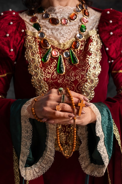 Kostenloses Foto porträt der mittelalterlichen königin mit rosenkranz