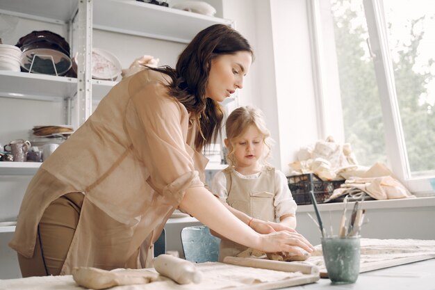 Porträt der Mutter und des kleinen Mädchens, die Ton zusammen formen