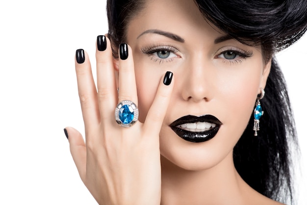 Porträt der Nägel, Lippen und Augen der Glamourfrau, schwarz lackiert