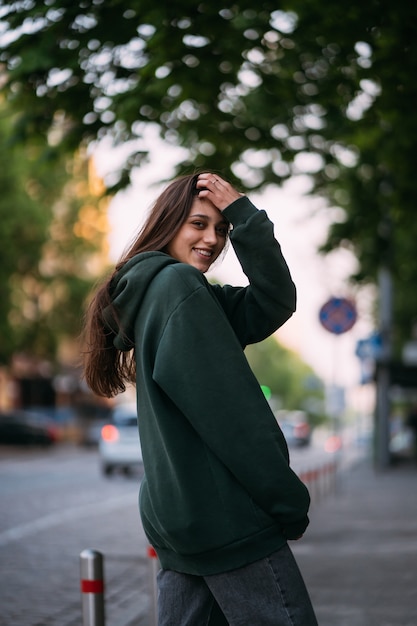 Porträt der niedlichen Frau mit langen Haaren