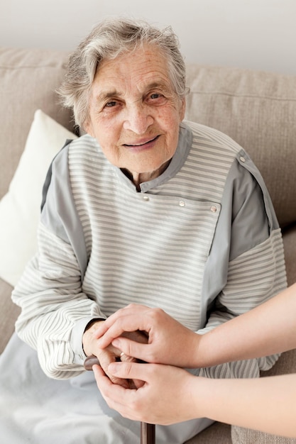 Porträt der Oma glücklich, mit der Familie zu sein