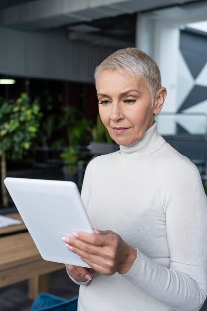 Porträt der Person, die im Stehen arbeitet