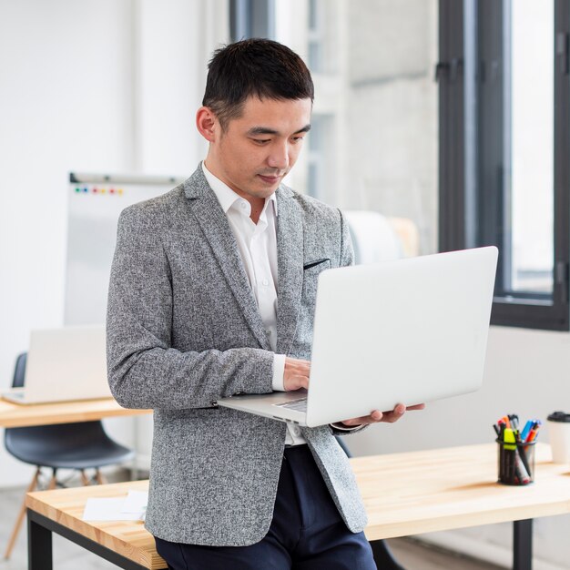 Porträt der professionellen Arbeit am Laptop