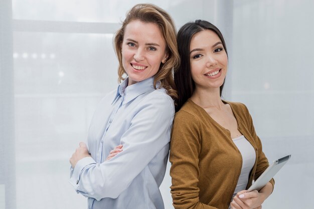 Porträt der reizenden Aufstellung der jungen Frauen