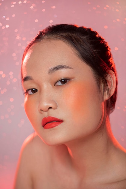 Porträt der schönen asiatischen Frau, die Make-up trägt