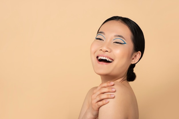 Porträt der schönen asiatischen Frau, die Make-up trägt