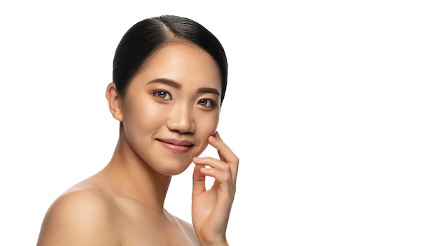 Porträt der schönen asiatischen Frau lokalisiert auf weißem Studiohintergrund Schönheitsmode Hautpflege
