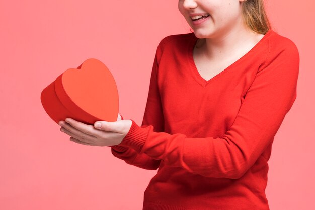 Porträt der schönen Aufstellung des jungen Mädchens