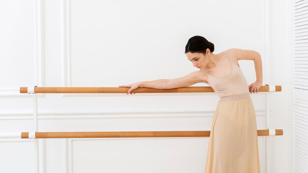 Kostenloses Foto porträt der schönen ballerina-tänzerin