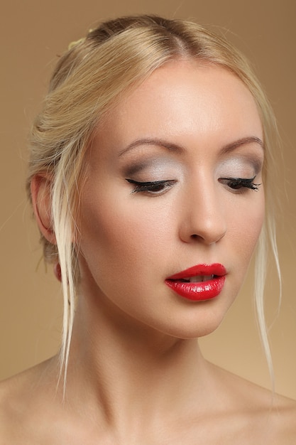 Porträt der schönen blonden Frau mit Make-up