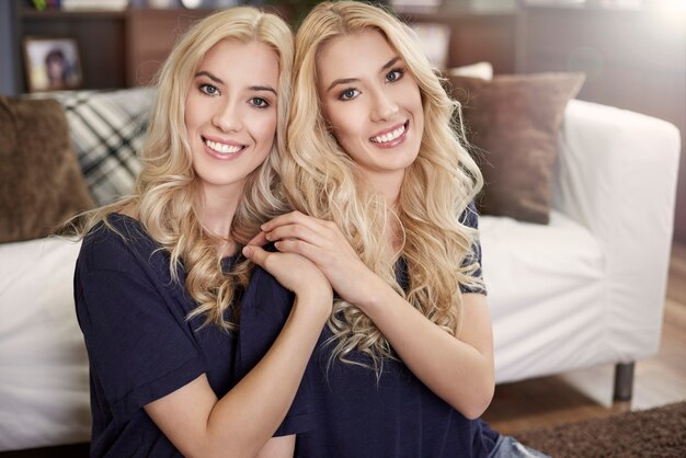 Porträt der schönen blonden Schwestern