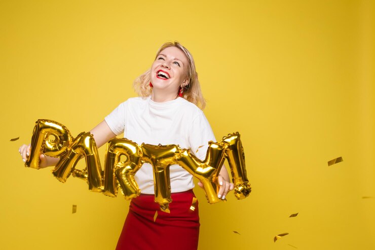 Kostenlose Foto porträt der schönen frau, die eine party feiert und spaß hat