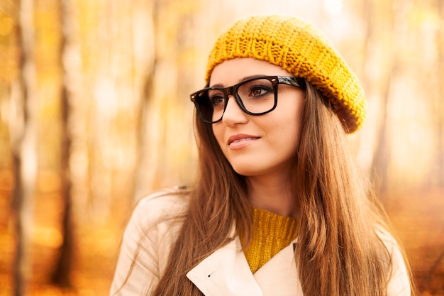 Porträt der schönen Frau, die Modebrille während des Herbstes trägt