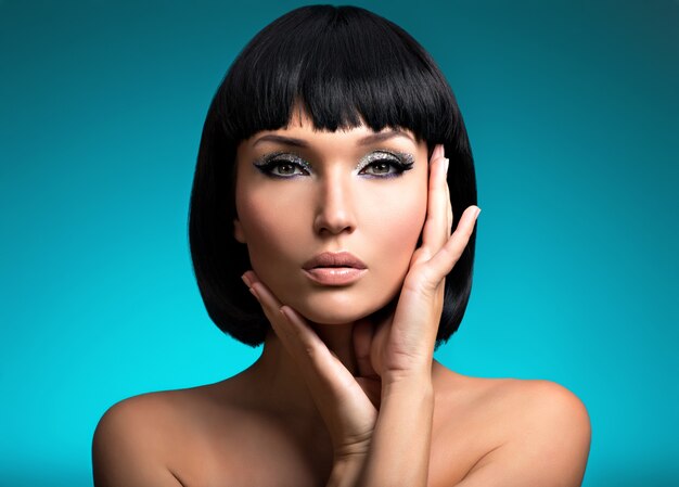 Porträt der schönen Frau mit Bob-Frisur. Model Gesicht mit kreativem Make-up
