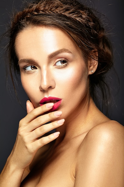 Porträt der schönen Frau mit frischem täglichem Make-up, das ihren Mund berührt