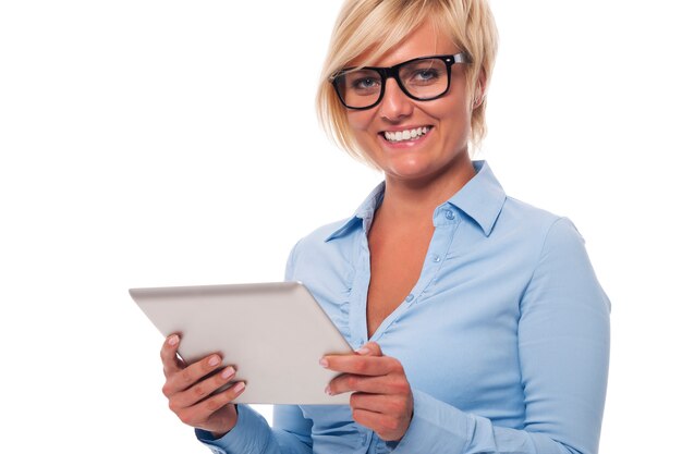 Porträt der schönen Geschäftsfrau mit digitalem Tablett