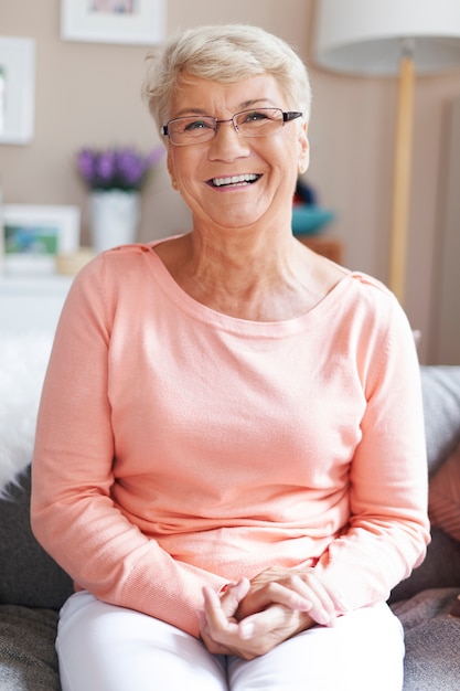 Porträt der schönen glücklichen älteren Frau