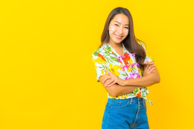 Porträt der schönen jungen asiatischen Frau, die buntes Hemd trägt