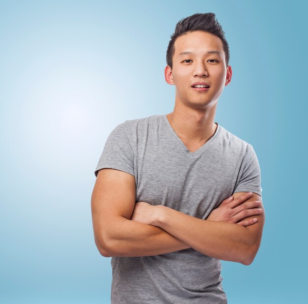 Porträt der schönen jungen asiatischen Mann über blauem backgrou stehend