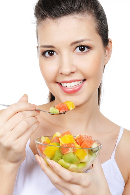 Porträt der schönen jungen fröhlichen Frau mit Fruchtdessert