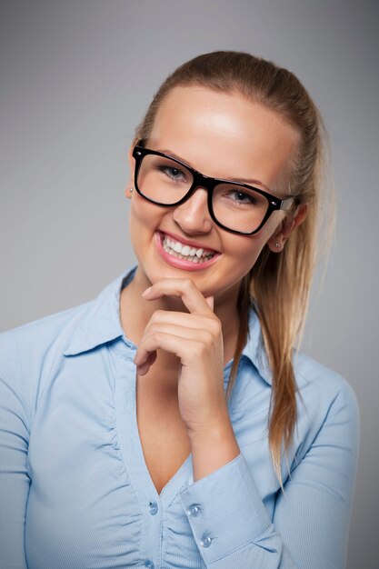 Porträt der schönen lächelnden Geschäftsfrau mit Brille