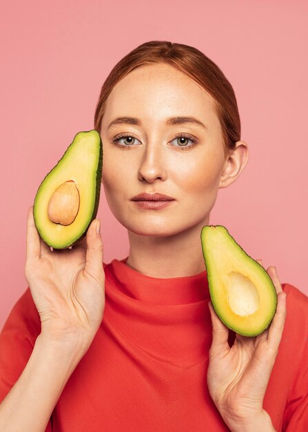 Porträt der schönen rothaarigen Frau mit Frucht