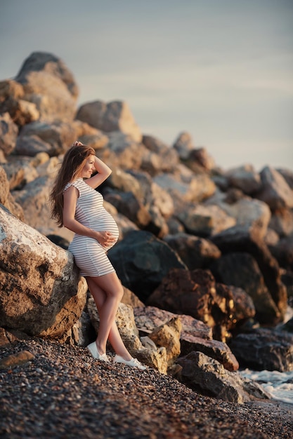 Porträt der schwangeren Frau im Freien