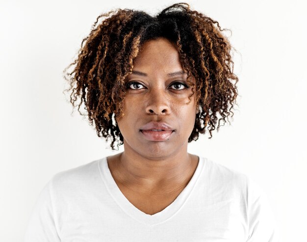 Porträt der schwarzen Frau isoliert