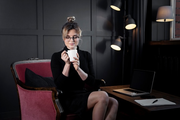Porträt der selbstbewussten Geschäftsfrau, die Kaffee trinkt