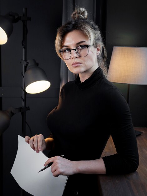 Porträt der selbstbewussten jungen Frau mit Brille