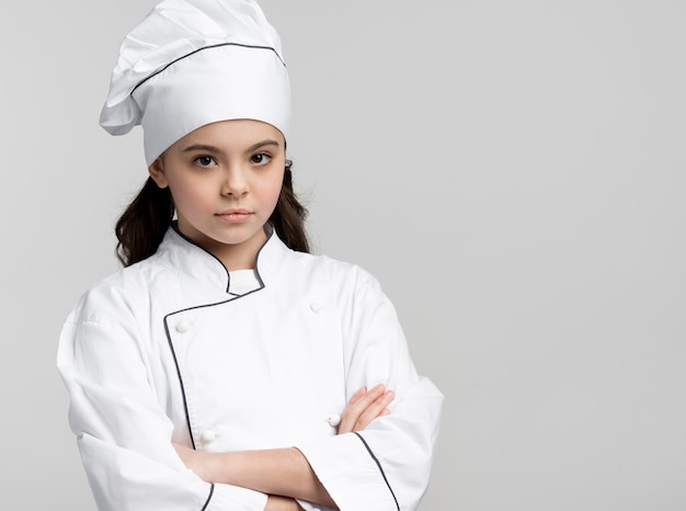 Porträt der selbstbewussten jungen Kochaufstellung