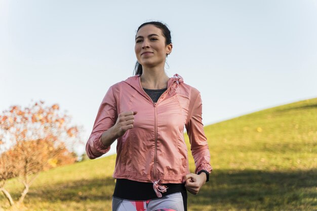 Porträt der Sitzfrau laufend in den Park