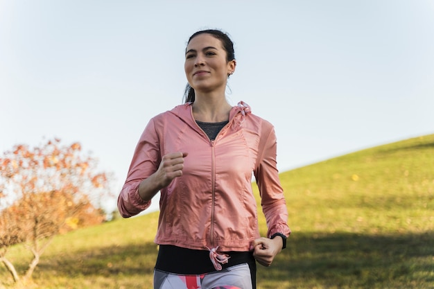 Porträt der Sitzfrau laufend in den Park