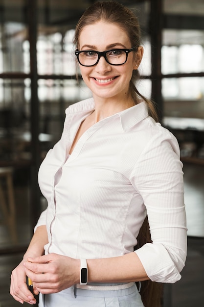 Kostenloses Foto porträt der smiley-geschäftsfrau drinnen