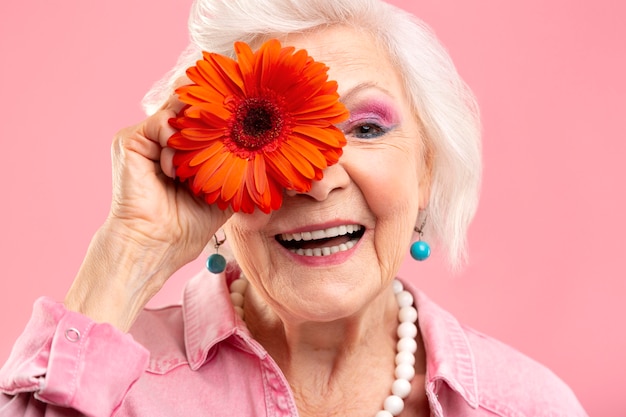 Porträt der stilvollen älteren frau im rosa