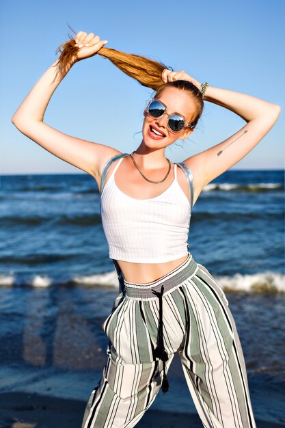 Porträt der stilvollen Frau posiert, Sommer Crop Top Sonnenbrille und Culottes